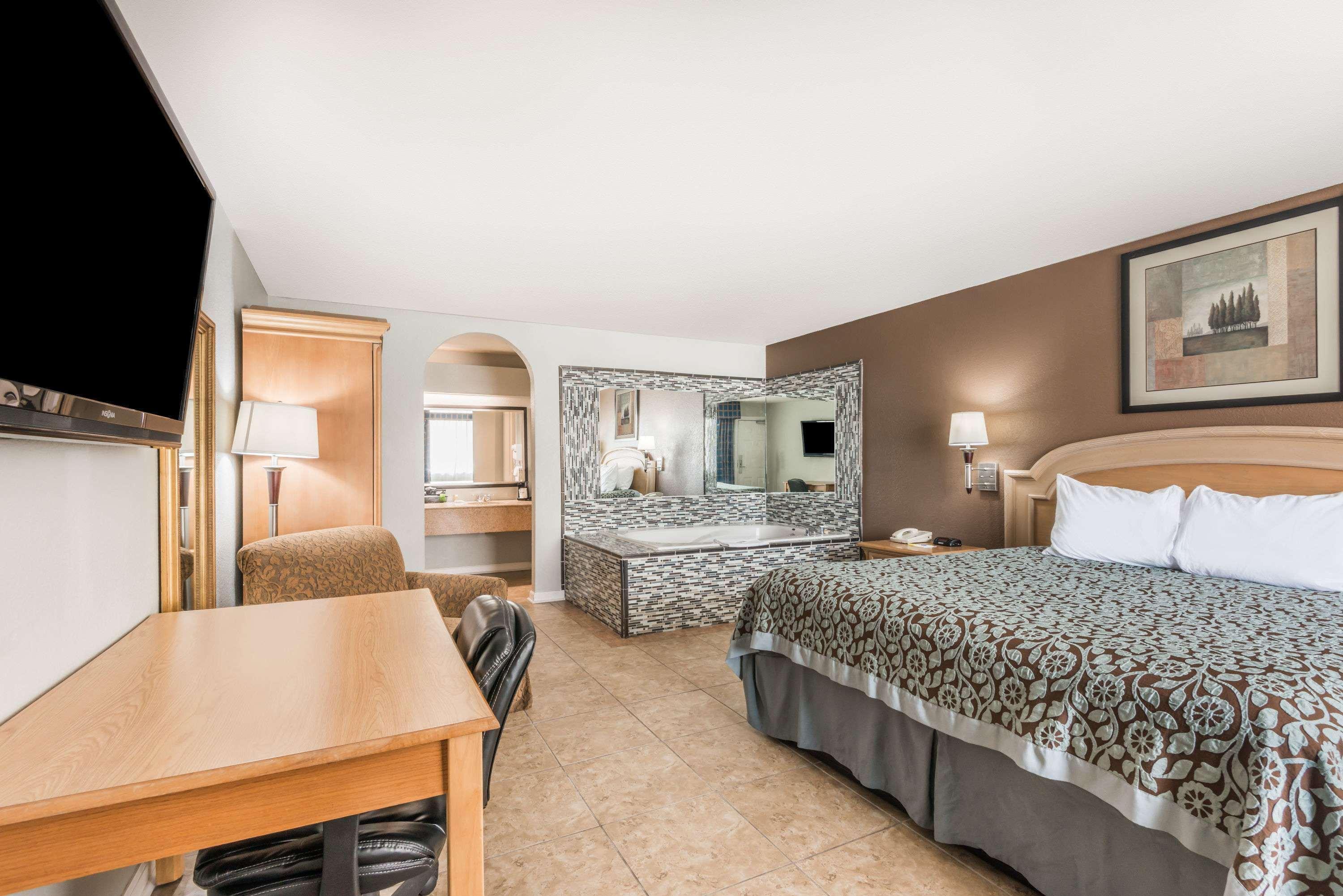 Days Inn By Wyndham New Braunfels Esterno foto