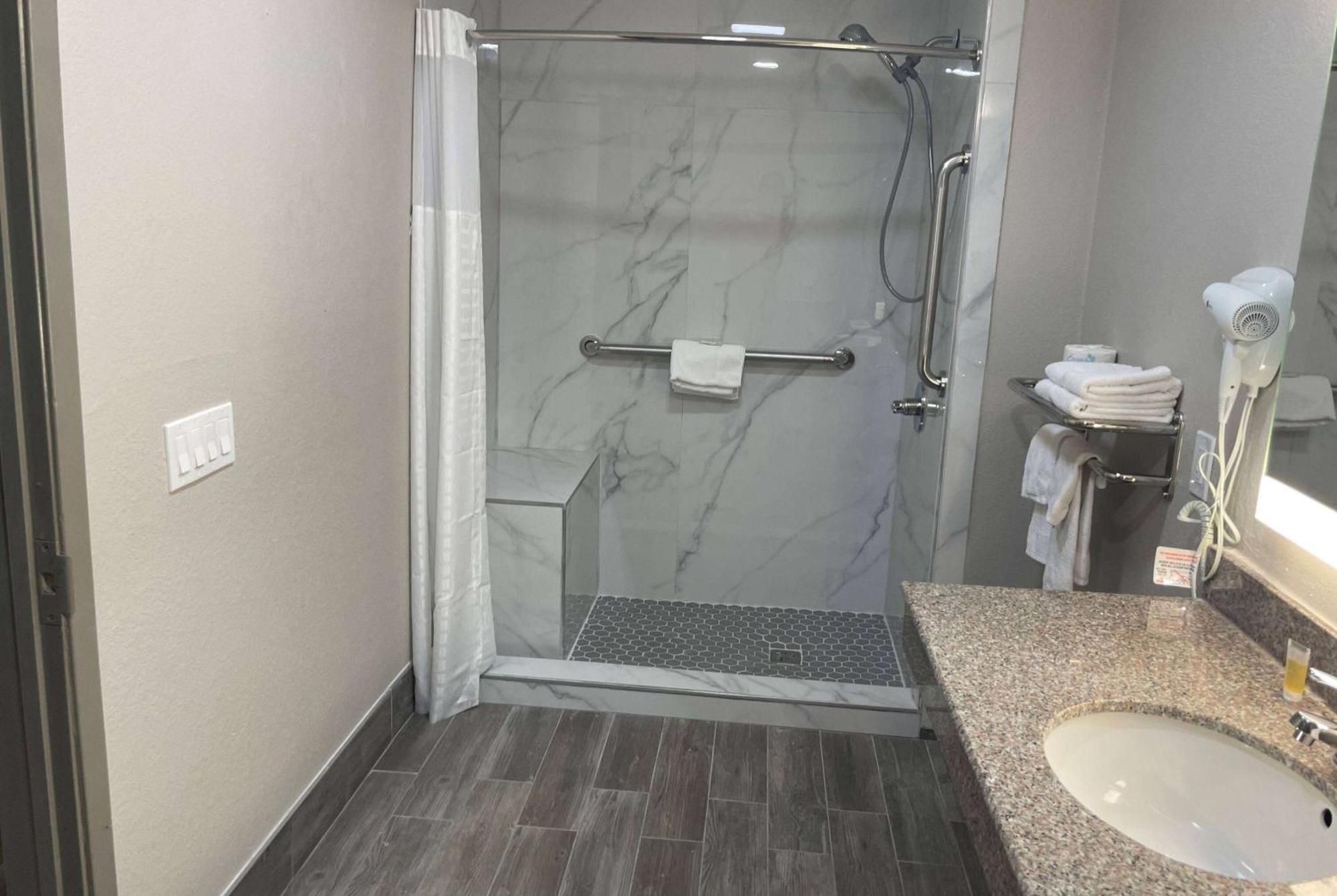 Days Inn By Wyndham New Braunfels Esterno foto