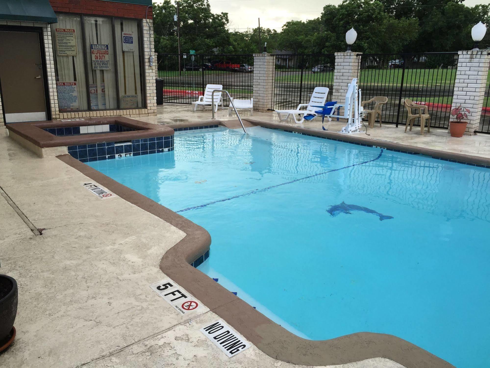 Days Inn By Wyndham New Braunfels Esterno foto